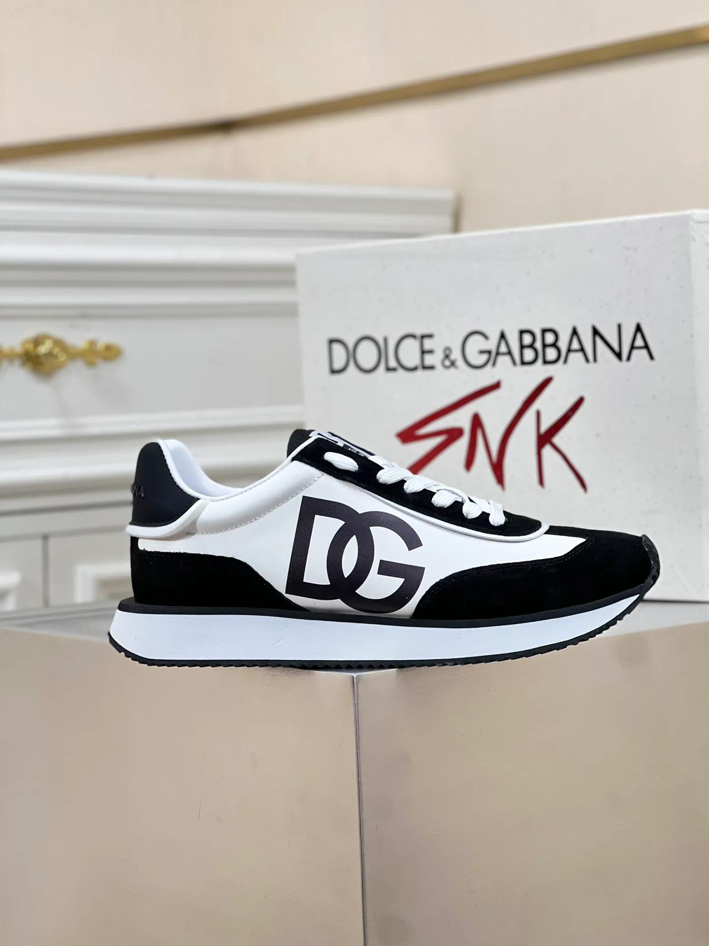 Factory price: 458💰••New product•• Dolce&G*_dgDolce&G*_dgDolce&G*_dgDolce&G*_dgDolce&G*_dgDolce&G*_dgDolce&G*_dgDolce&G*_dgDolce&G* 2024 new men's lace-up leather casual sneakers for early spring are made of imported suede cowhide spliced ​​with waterproof fabrics, mixed and matched color design, a fashionable and energetic sneaker that can easily meet the needs of modern dressing and highlight the contemporary lifestyle style. The foot is fully lined with cowhide for greater comfort. The tongue and heel are decorated with logos. It is equipped with a rubber outsole. The heel and toe are wrapped to further protect our feet. It is a model worth buying! Size: 39-44 (customized at 38.45)